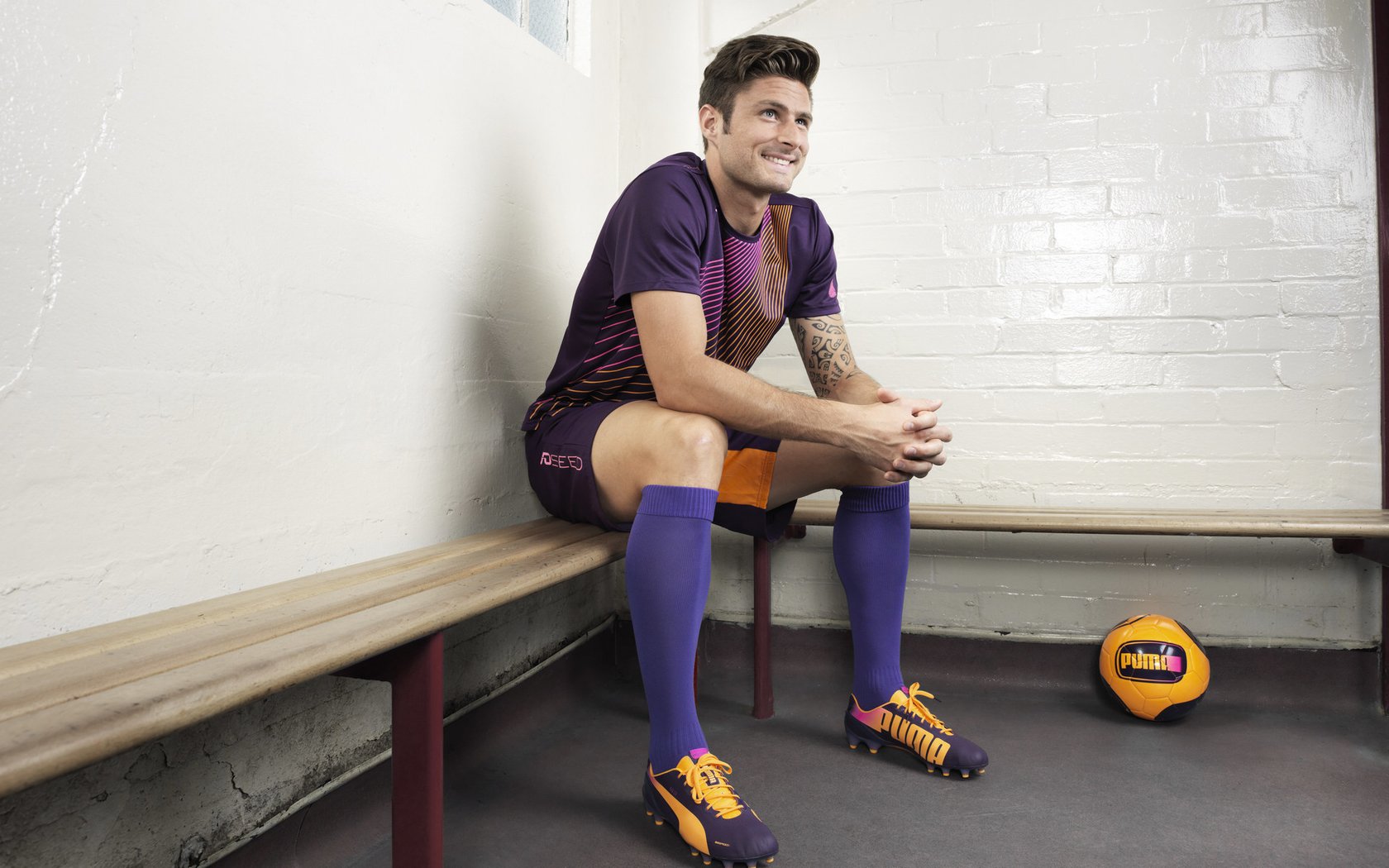 传统龙舟赛古城站 河道两岸鼓声与呐喊声此起彼伏